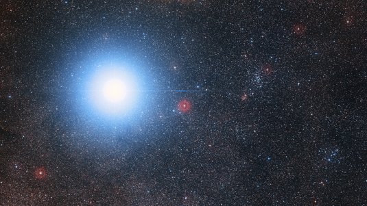 Auf dem Bild ist der helle Stern Proxima Centauri AB und der ein wenig dunklere Stern Proxima Centauri zu sehen