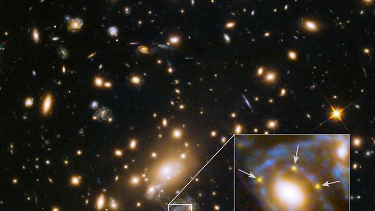 Aufnahme mit vielen Sternen und einer Supernova expolosion, die scheinbar viermal explodiert.