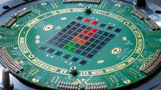 Fotosensoren aus Smartphone-Kameras | Bildquelle: Andreas Heddergott / TUM Kreisförmige Platine, auf der sich ein Quadrat aus 60 kleineren Quadraten, von denen einige rot und grün leuchten