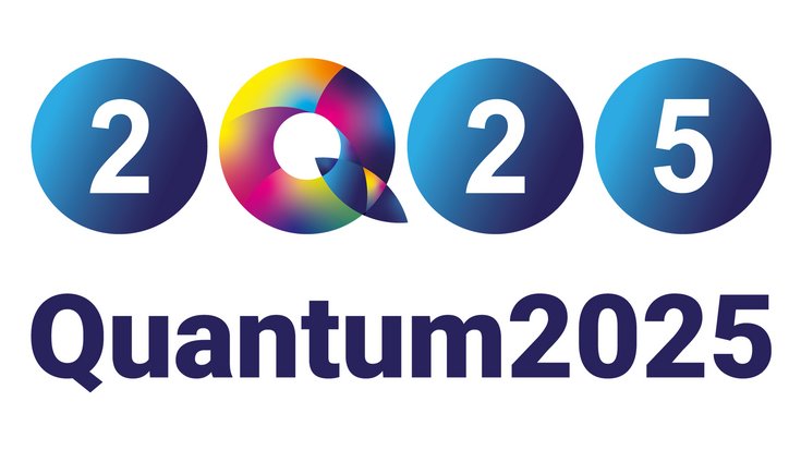 von links nach rechts: ein blauer Kreis mit einer weißen 2, ein buntes Q, ein blauer Kreis mit einer weißen 2, ein blauer Kreis mit einer weißen 5. Darunter steht in blauer Schrift "Quantum 2025"