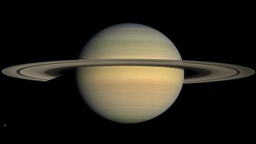 Die Aufnahme zeigt Saturn und sein Ringsystem vor dunklem Hintergrund.