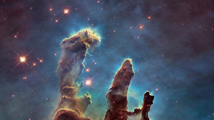 komplexe Gas und Staubstruktur. Auffällig sind drei groß aufsteigende Säulen, an denen mehrere Staubfortsätze platziert sind. Dort finden sich rot glühende junge Sterne.