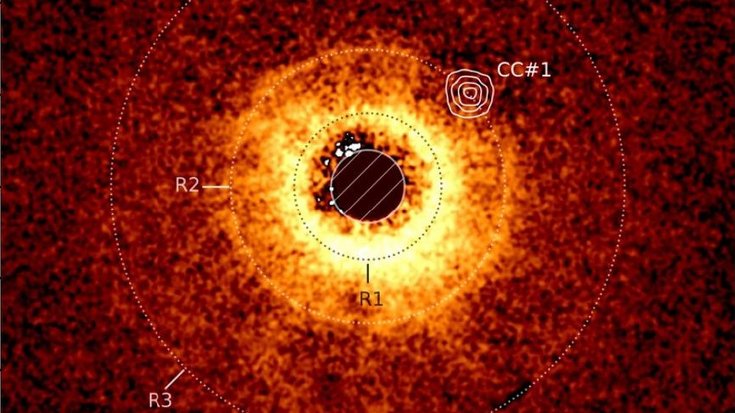 Die Scheiben um den Stern TWA 7 | Bildquelle: © JWST/ESO/Lagrange Ein roter Kreis im All umgeben von einem gelben, einem orangen und einem rötlichen Kreis