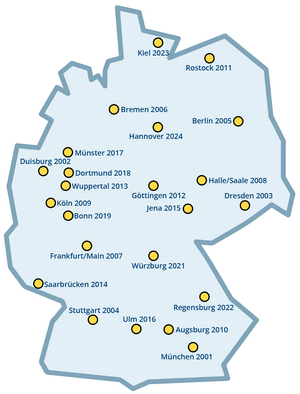 Auf einer Deutschlandkarte sind die Veranstaltungsorte der Highlights der Physik markiert: München 2001, Duisburg 2002, Dresden 2003, Stuttgart 2004, Berlin 2005, Bremen 2006, Frankfurt am Main 2007, Halle/Saale 2008, Köln 2009, Augsburg 2010, Rostock 2011, Göttingen 2012, Wuppertal 2013, Saarbrücken 2014, Jena 2015, Ulm 2016, Münster 2017, Dortmund 2018, Bonn 2019, Würzburg 2021, Regensburg 2022, Kiel 2023 und Hannover 2024.