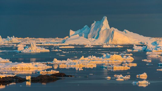 Eis in Grönland | Bildquelle: Mikael Svensson/iStock Eisberge, die auf dem Wasser treiben