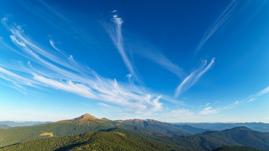Zirruswolken | Bildquelle: Sergiy Romanyuk/iStock Blauer Himmel mit dünnen, langgezogenen Wolken