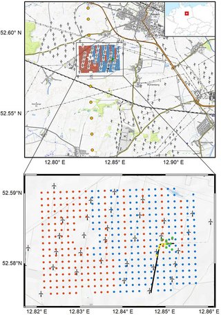 Landkarte eines Windparks: oben inklusive der weiteren Umgebung, unten Karte des Windparks, auf der die einzelnen Turbinen regelmäßig angeordnet und durch Kreuze gekennzeichnet sind