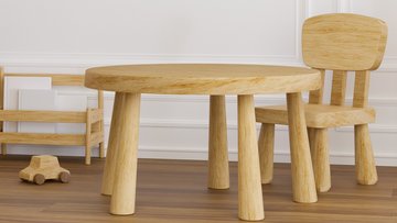 Symbolbild: Ein Tisch und ein Stuhl und kleine weitere Möbelstücke aus Holz auf einem dunklen Boden vor heller Wand