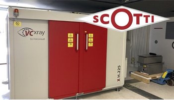 Das Bild zeigt einen Raum, in dem ein Container steht. Auf einer der beiden Türen des Containers sind verschiedene Warnschilder angebracht. Rechts oben ist das Logo "SCOTTI" dem Bild zugefügt.