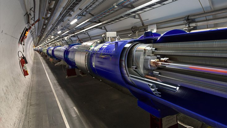 Die Illustration zeigt den Tunnel des LHC. Darin verläuft eine lange Röhre, die aufgeschnitten ist und einen Blick auf die verbauten Magnete erlaubt.