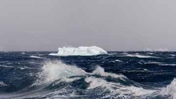 Kleiner Eisberg schwimmt auf bewegter See