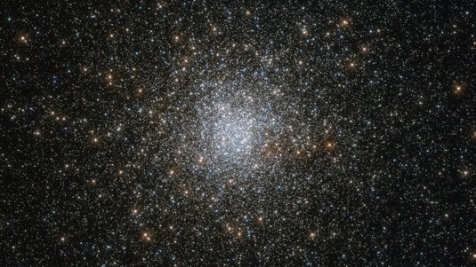 Sternhaufen | Bildquelle: ESA/NASA Die Aufnahme zeigt vor dunklem Hintergrund eine Ansammlung von Sternen im Weltall..