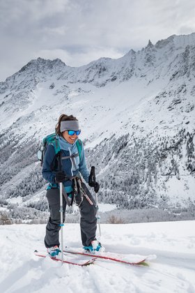 Porträt der Wissenschaftlerin Cristina Pérez Guillén, die auf Skiern in einer verschneiten Landschaft steht