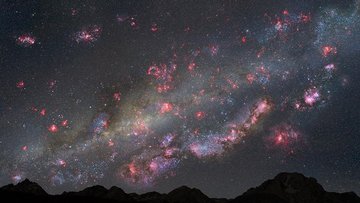 Am unteren Bildrand befindet sich eine felsige Landschaft. Im Hintergrund ist ein heller Sternenhimmel erfüllt von lila Gaswolken abgebildet.