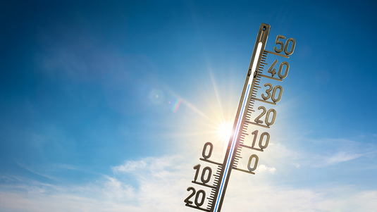 Erderwärmung | Bildquelle: Xurzon/iStock Im Hintergrund strahlt die Sonne, im Vordergrund zeigt ein Thermometer eine Temperatur von über 30 Grad Celsius an.