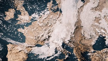 Landkarte Europas, auf der ein Wolkenband zu sehen ist, das über Mitteleuropa liegt