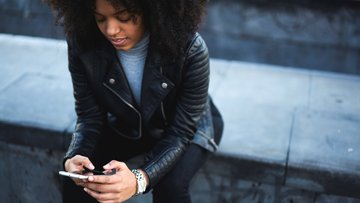 Frau schaut auf ein Smartphone