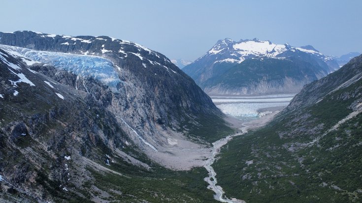 Flusstal mit Gletschern auf den es umgebenden Bergen