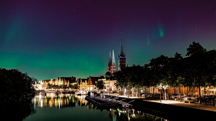 Erleuchteter Nachthimmel über einer Stadt